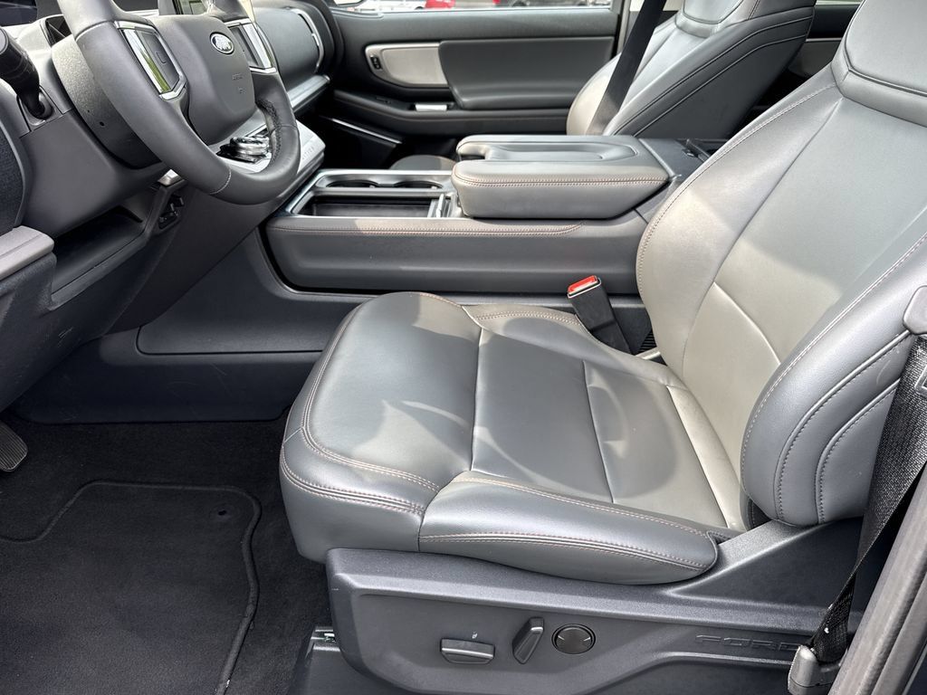 Used 2025 Ford Expedition Active AWD/4WD image 9