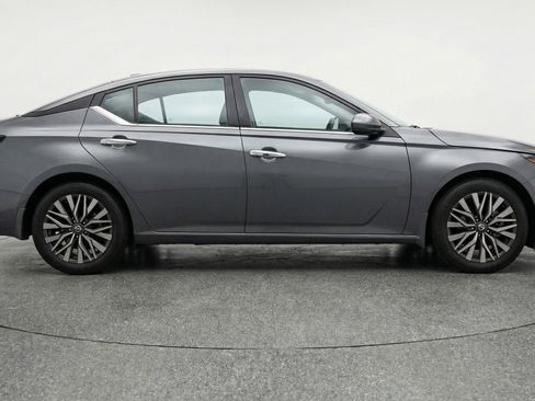 Used 2025 Nissan Altima 2.5 SV FWD image 11