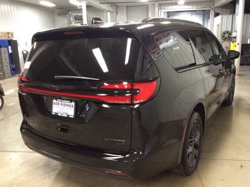 New 2026 Chrysler Pacifica Limited w/ S Appearance Package image 7