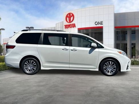 Used 2018 Toyota Sienna XLE FWD image 3