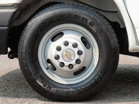 Used 2015 Chevrolet Express 4500 image 41