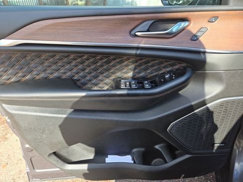 Used 2024 Jeep Grand Cherokee Summit image 17