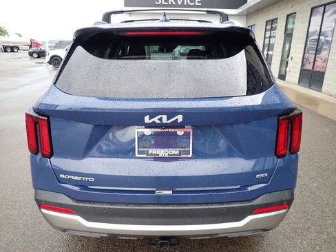 Certified 2024 Kia Sorento S w/ Panoramic Sunroof Package AWD/4WD image 5