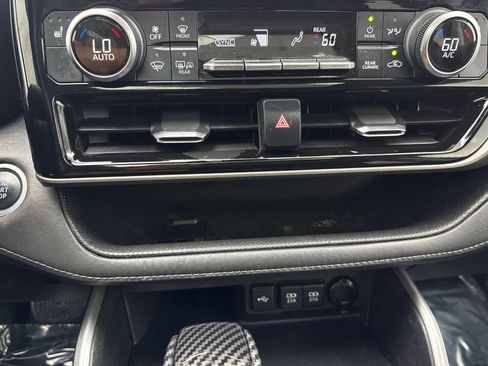 Used 2021 Toyota Highlander XLE FWD image 29