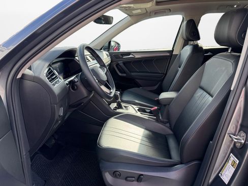 Used 2022 Volkswagen Tiguan SE w/ Panoramic Sunroof Package image 11