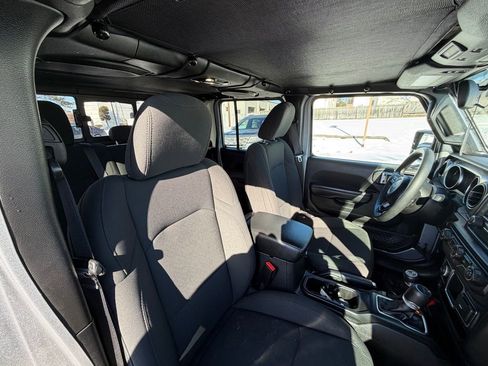 Used 2021 Jeep Gladiator Sport image 31