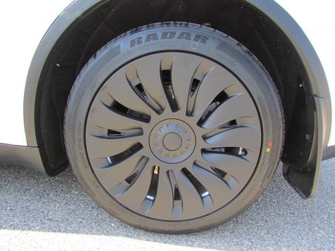 Used 2023 Tesla Model Y Long Range AWD/4WD image 11