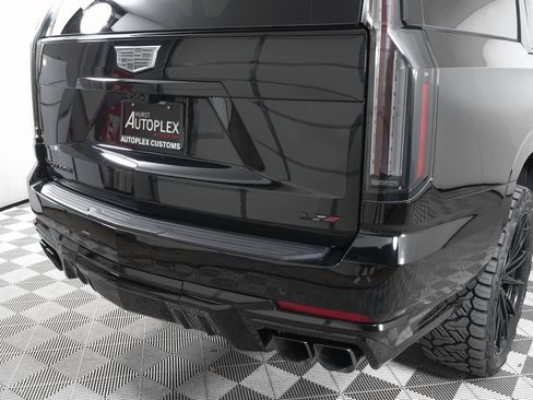 Used 2025 Cadillac Escalade ESV V w/ LPO, ONYX Package image 41