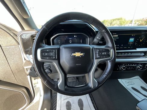 Used 2022 Chevrolet Silverado 1500 LT image 2