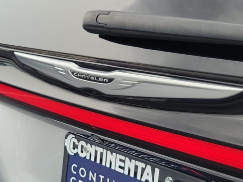 Used 2023 Chrysler Pacifica Touring-L FWD image 7