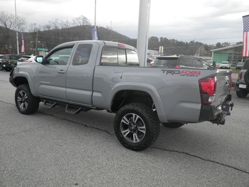 Used 2018 Toyota Tacoma TRD Sport image 4