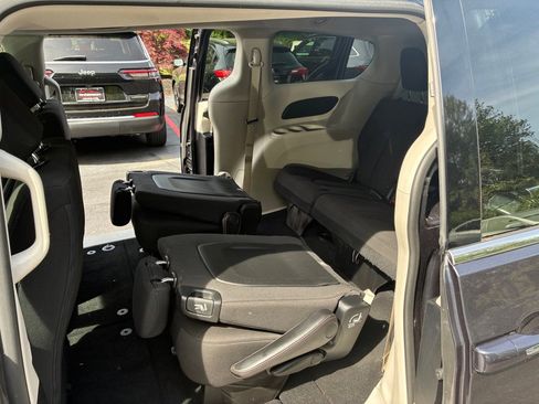 Used 2020 Chrysler Pacifica Touring FWD image 34
