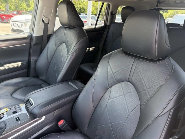 Used 2024 Toyota Highlander Platinum FWD image 11