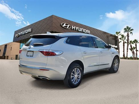 Used 2022 Buick Enclave Essence image 3