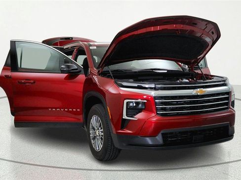 Used 2026 Chevrolet Traverse LT FWD image 5
