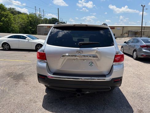 Used 2012 Toyota Highlander FWD w/ Tech Pkg image 6