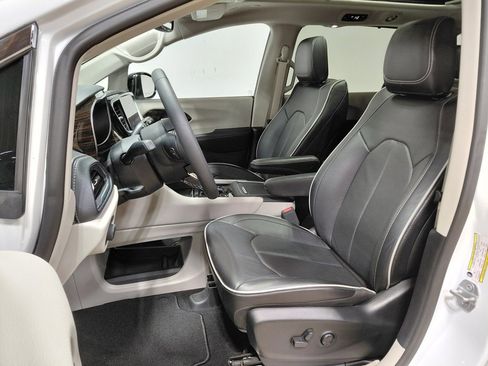 Certified 2024 Chrysler Pacifica Limited image 39