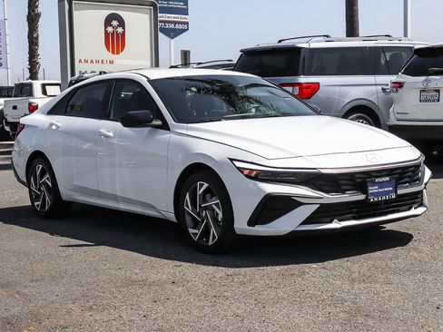 Used 2025 Hyundai Elantra SEL FWD image 3