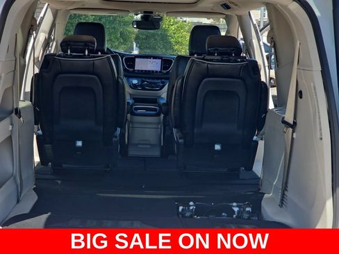 Used 2023 Chrysler Pacifica Limited FWD image 13