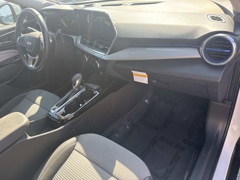 Used 2025 Chevrolet Trax LT w/ LT Convenience Package image 11