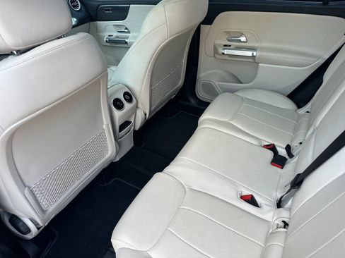 Used 2022 Mercedes-Benz GLB 250 image 12