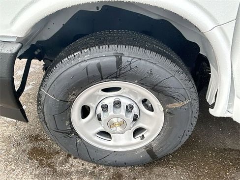 New 2025 Chevrolet Express 3500 Extended image 27