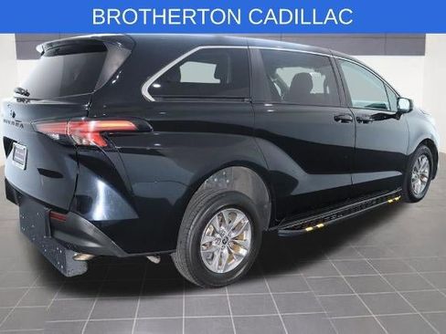 Used 2022 Toyota Sienna LE FWD image 7