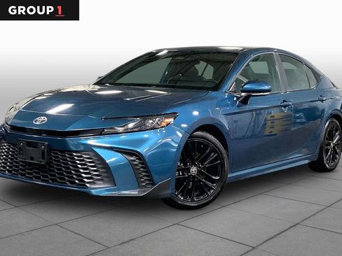 Used 2025 Toyota Camry SE FWD image 1