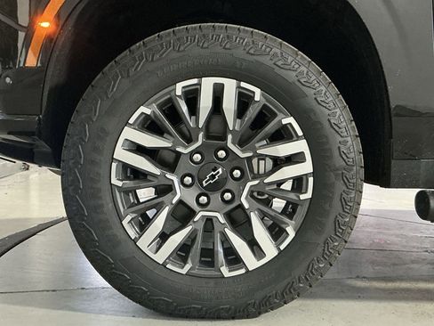 New 2026 Chevrolet Suburban Z71 w/ Z71 Off-Road Package AWD/4WD image 13