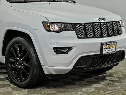 Used 2020 Jeep Grand Cherokee Altitude image 2
