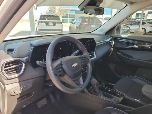 Used 2024 Chevrolet TrailBlazer LS image 2