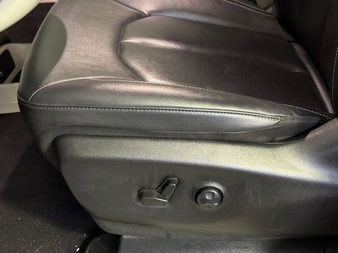 Used 2024 Chrysler Pacifica Touring-L image 15