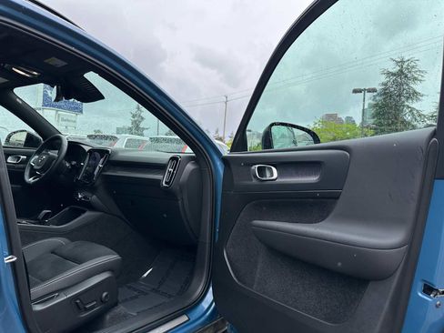 Certified 2025 Volvo XC40 B5 Plus AWD/4WD image 12