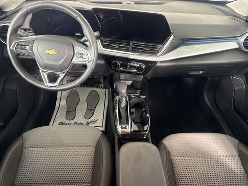 Used 2025 Chevrolet Trax LT w/ LT Convenience Package FWD image 22