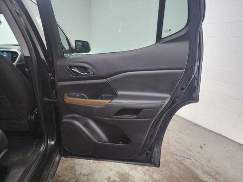 Used 2023 GMC Acadia SLE w/ Driver Convenience Package image 32