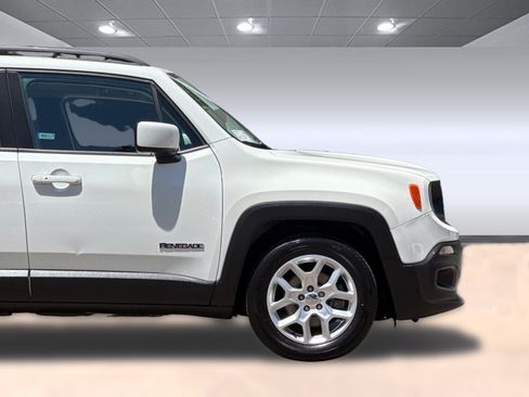 Used 2016 Jeep Renegade Latitude FWD image 34