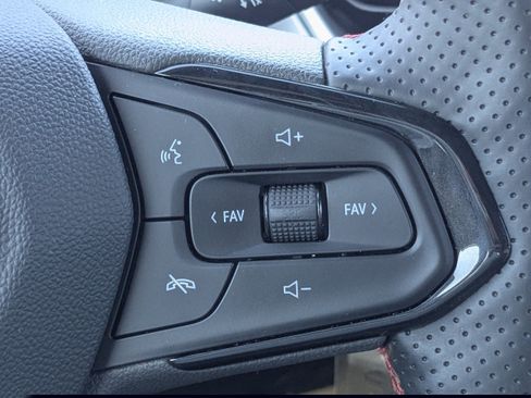 Used 2026 Chevrolet Trax RS w/ Sunroof Package image 25