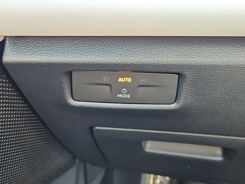 Used 2025 Volkswagen Tiguan SE w/ Panoramic Sunroof Package AWD/4WD image 17