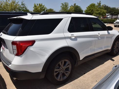 Certified 2021 Ford Explorer XLT w/ Equipment Group 202A RWD image 4