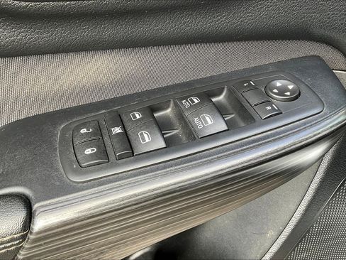 Used 2016 Jeep Cherokee Latitude w/ Cold Weather Group image 31