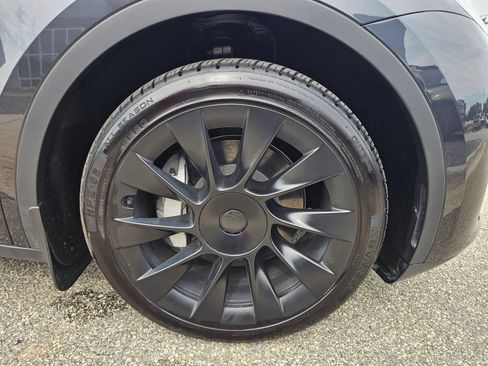 Used 2024 Tesla Model Y Long Range AWD/4WD image 32