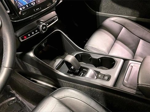 Certified 2024 Volvo XC40 B5 Core image 16