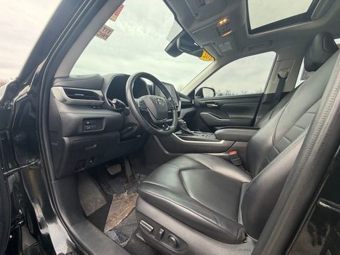 Used 2021 Toyota Highlander XLE image 16