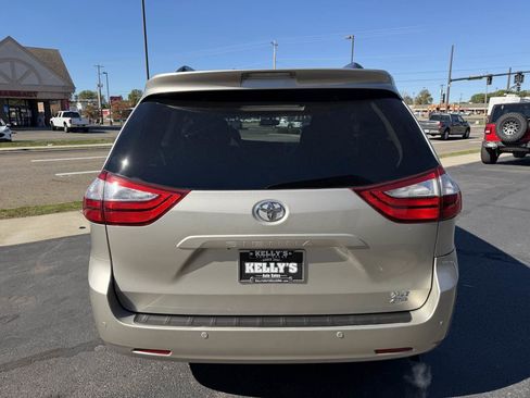 Used 2017 Toyota Sienna XLE Premium image 4