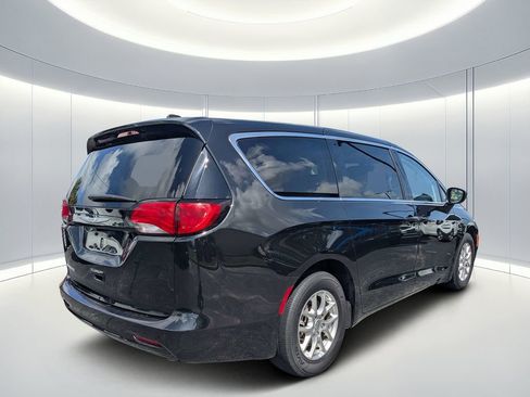 Used 2023 Chrysler Voyager LX FWD image 4