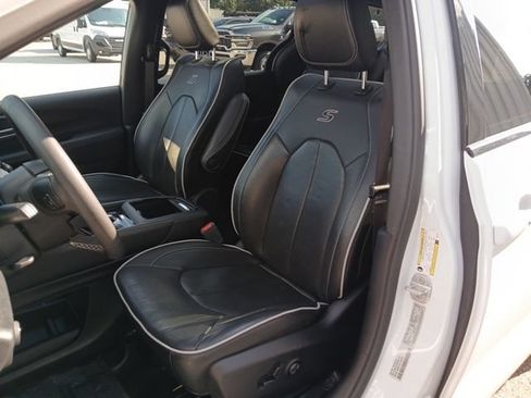 Used 2025 Chrysler Pacifica Limited FWD image 35