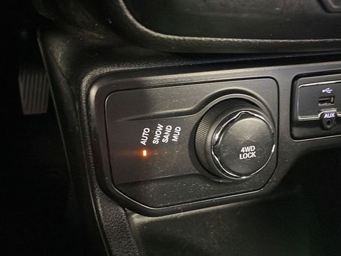 Used 2018 Jeep Renegade Latitude w/ Cold Weather Group AWD/4WD image 18