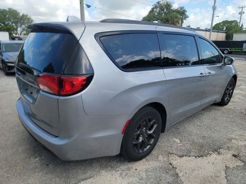 Used 2020 Chrysler Pacifica Touring-L Plus FWD image 4