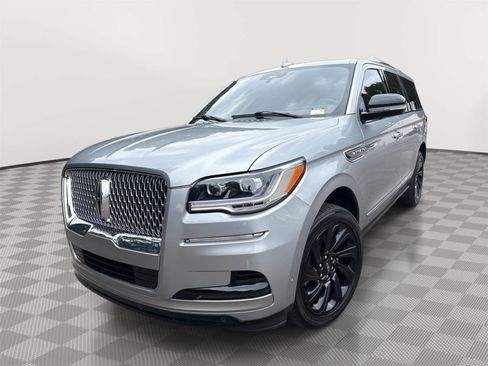 Used 2023 Lincoln Navigator Reserve AWD/4WD image 2