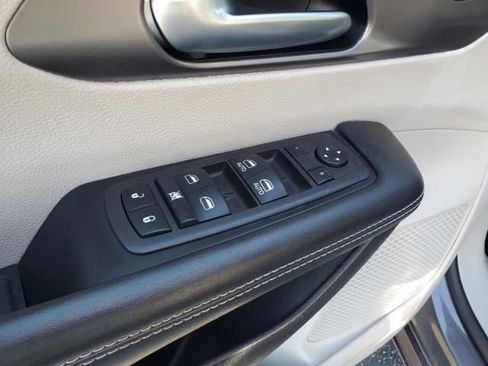 Used 2022 Chrysler Pacifica Touring-L image 16